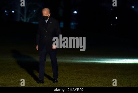 Washington, États-Unis.15th décembre 2021.Le président Joe Biden entre à la Maison-Blanche après son retour du Kentucky où il a visité fort Campbell, Mayfield et Dawson Springs, pour étudier les dégâts causés par les tempêtes à la Maison-Blanche à Washington, DC, le mercredi 15 décembre 2021.Aujourd'hui, le président Biden a mis une aide supplémentaire en cas de catastrophe à la disposition du Commonwealth du Kentucky après une série de tempêtes qui ont frappé des États du Midwest et du Sud, laissant des communautés entières détruites.Photo par Leigh Vogel/Pool/Sipa USA crédit: SIPA USA/Alay Live News Banque D'Images