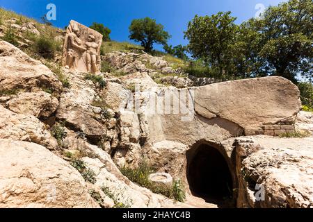 Arsameia(Nymphaios), stèle avec relief et tunnel non identifié, ancienne ville du Royaume de Commagène, Kahta, province d'Adıyaman, Turquie, Asie Banque D'Images