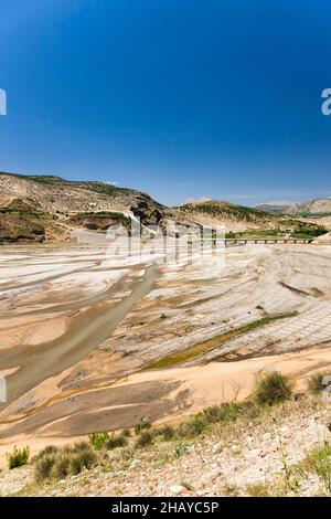 Rivière Cendere (ruisseau), rivière Kahta, en amont de l'Euphrate, pont Cendere (pont Severan) au loin, Kahta, province d'Adıyaman, Turquie, Asie Banque D'Images