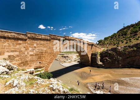 Pont Cendere (pont Severan), ancien pont romain avec colonnes corinthiennes, rivière Kahta, rivière Cendere, Kahta, province d'Adıyaman, Turquie, Asie Banque D'Images