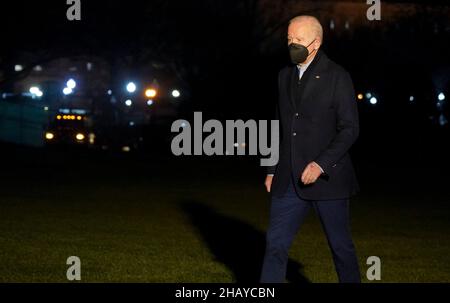 Le président Joe Biden entre à la Maison-Blanche après son retour du Kentucky où il a visité fort Campbell, Mayfield et Dawson Springs, pour étudier les dégâts causés par les tempêtes à la Maison-Blanche à Washington, DC, le mercredi 15 décembre 2021.Aujourd'hui, le président Biden a mis une aide supplémentaire en cas de catastrophe à la disposition du Commonwealth du Kentucky après une série de tempêtes qui ont frappé des États du Midwest et du Sud, laissant des communautés entières détruites.Photo de Leigh Vogel/Pool/ABACAPRESS.COM Banque D'Images