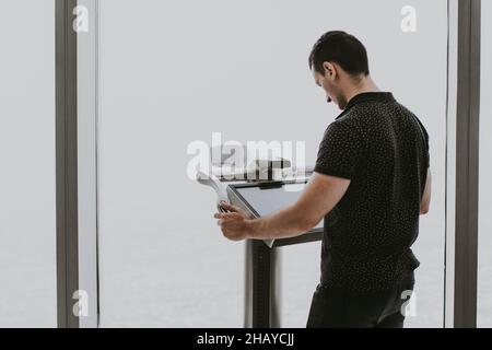 Jeune touriste utilisant un télescope électronique numérique du Burj Khalifa à la terrasse d'observation Banque D'Images