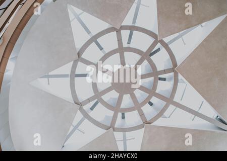 Architecture géométrique abstraite moderne du toit du Dubai Mall avec vue en forme de cône Banque D'Images