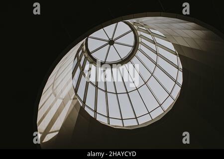 Architecture géométrique abstraite moderne du toit du Dubai Mall avec vue en forme de cône Banque D'Images