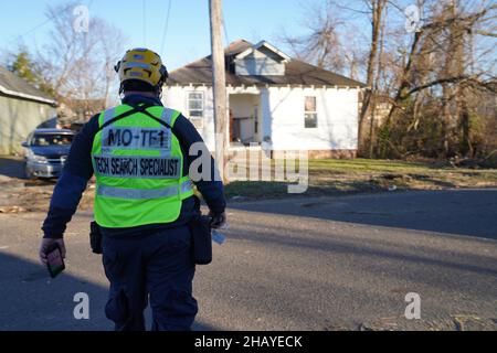 Mayfield, Kentucky, États-Unis.13th décembre 2021.Les équipes de recherche et de sauvetage en milieu urbain de la Force opérationnelle du Missouri One cherchent des survivants à la suite de tornades dévastatrices qui ont balayé quatre États détruisant des bâtiments et tuant des douzaines le 13 décembre 2021 à Mayfield, Kentucky.(Image de crédit : © Alexis Hall/FEMA via ZUMA Press Wire) Banque D'Images