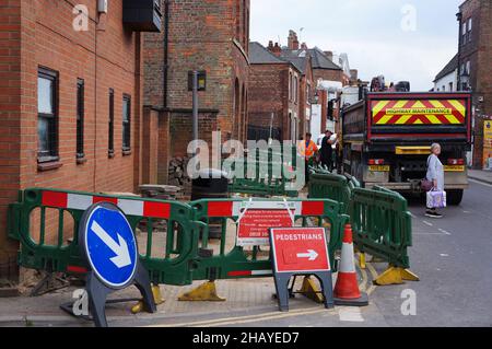 Ouvriers effectuant l'entretien de l'autoroute avec des panneaux d'avertissement sur la rue High dans le Lincolnshire DE BOSTON, Banque D'Images