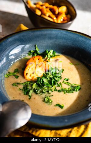 Bol de soupe crémeuse aux champignons et bol de champignons sauvages mélangés Banque D'Images