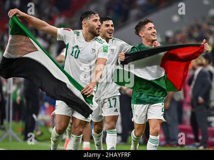 Doha, Qatar.15th décembre 2021.Les joueurs d'Algérie célèbrent après le match demi-fin de la coupe arabe de la FIFA, Qatar 2021 entre le Qatar et l'Algérie au stade Al Thumama à Doha, Qatar, le 15 décembre 2021.Credit: Nikku/Xinhua/Alay Live News Banque D'Images