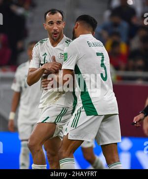 Doha, Qatar.15th décembre 2021.Benlamri Djamel (L), d'Algérie, célèbre après avoir obtenu son score lors du match demi-décisif de la coupe arabe de la FIFA, Qatar 2021 entre le Qatar et l'Algérie au stade Al Thumama à Doha, Qatar, le 15 décembre 2021.Credit: Nikku/Xinhua/Alay Live News Banque D'Images