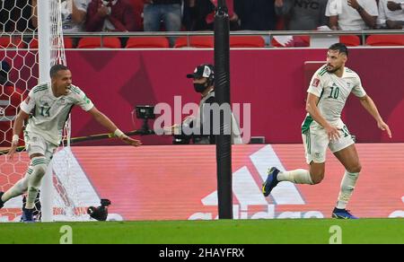 Doha, Qatar.15th décembre 2021.Mohammed Belaili (R) d'Algérie célèbre après avoir obtenu son score lors de la coupe arabe de la FIFA, le Qatar 2021 demi-match entre le Qatar et l'Algérie au stade Al Thumama à Doha, Qatar, le 15 décembre 2021.Credit: Nikku/Xinhua/Alay Live News Banque D'Images