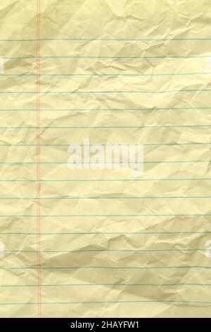 Papier à lignes jaunes froissé texture d'arrière-plan rapprochée. Banque D'Images