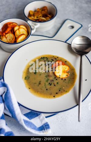 Bol de soupe crémeuse aux champignons et bols de croûtons et de champignons sauvages mélangés Banque D'Images