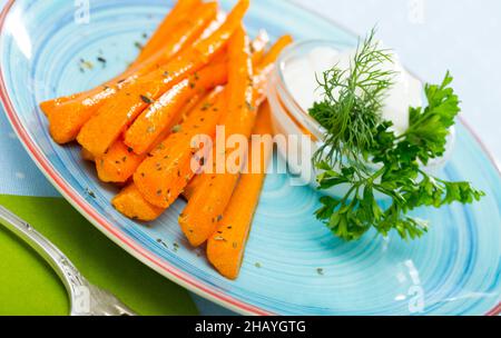 Bâtonnets de carottes à la crème aigre Banque D'Images