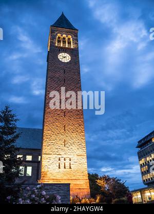 Ithaca, New York, septembre 1, 2019 : Les élèves de marche sur l'allée principale menant à McGraw Tour de l'horloge, l'Université de Cornell. Banque D'Images