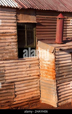 Maison en fer ondulé de la ville historique d'extraction de l'or Gwalia, Leonora, Australie occidentale Banque D'Images