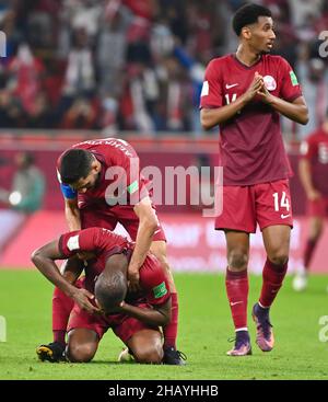 Doha, Qatar.15th décembre 2021.Les joueurs du Qatar réagissent après avoir perdu le match demi-fin de la coupe arabe de la FIFA, Qatar 2021 entre le Qatar et l'Algérie au stade Al Thumama à Doha, Qatar, le 15 décembre 2021.Credit: Nikku/Xinhua/Alay Live News Banque D'Images