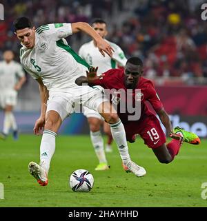 Doha, Qatar.15th décembre 2021.Que Mehdi (L) d'Algérie vie avec Almoez Ali du Qatar lors de la coupe arabe de la FIFA Qatar 2021 demi-match entre le Qatar et l'Algérie au stade Al Thumama à Doha, Qatar, le 15 décembre 2021.Credit: Nikku/Xinhua/Alay Live News Banque D'Images