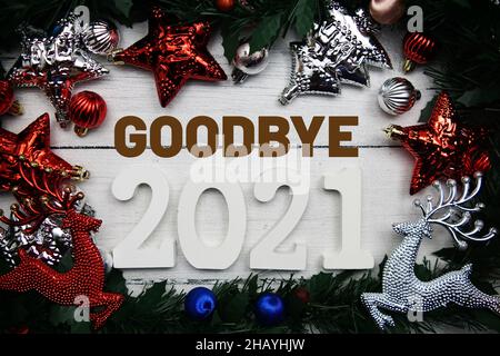 Au revoir 2021 texte et décoration de noël sur fond de bois Banque D'Images