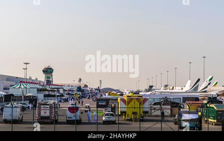 Dubai, Émirats Arabes Unis - 11.17.2021 - avions alignés à l'aéroport international de Dubaï pendant le spectacle aérien Banque D'Images