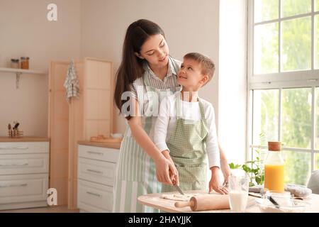 Une adolescente et son petit frère préparent des biscuits dans la cuisine Banque D'Images