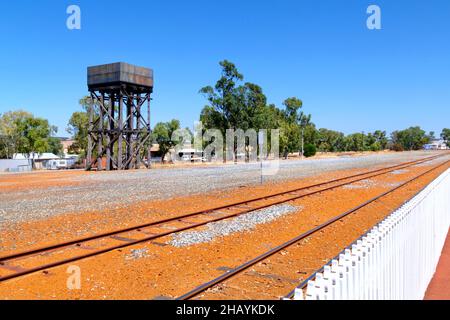 Quartier ferroviaire de Wongan Hills avec tour d'eau, Wongan Hills, Australie occidentale Banque D'Images