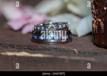 anneaux de mariage en or blanc avec des diamants et des aubier bleus empilés Banque D'Images