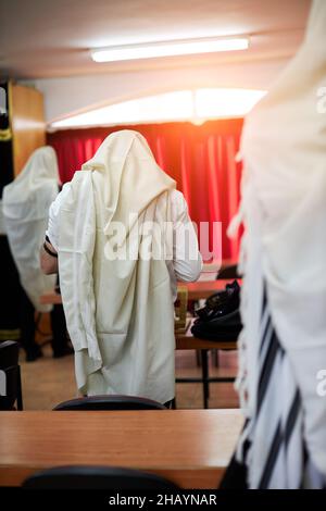 Ultra-orthodoxe juif orthodoxe d'un talith à la synagogue, Yom Kippour, Souccot Banque D'Images