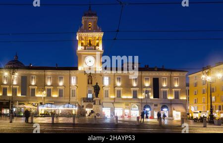 Hôtel de ville de Parme illuminé le soir, place Garibaldi Banque D'Images