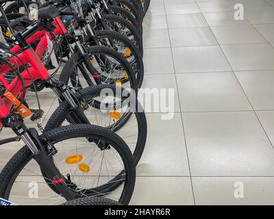 Vélos neufs garés dans une rangée pour la vente dans un magasin de détail à Pune India le 29 septembre 2021 Banque D'Images