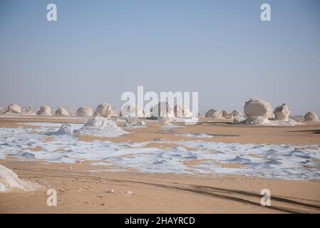 Formations rocheuses en forme de champignons dans le désert blanc, Farafra, Égypte Banque D'Images