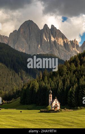 Chapelle Saint Johann en face du groupe Odle, Val die Funes, Tyrol du Sud Banque D'Images