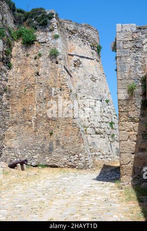Intérieur des murs de la forteresse vénitienne de Methoni au Péloponnèse, Messenia, Grèce Banque D'Images