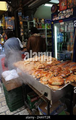 Pâtisseries fraîches dans une petite boutique de la vieille ville de Jérusalem. Banque D'Images