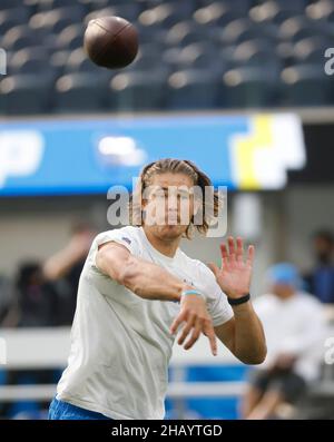 Inglewood, Californie, États-Unis.12th décembre 2021.Le quarterback des Chargers de Los Angeles Justin Herbert (10) en action avant le match de la NFL entre les Chargers de Los Angeles et les New York Giants au stade SOFI d'Inglewood, en Californie.Charles Baus/CSM/Alay Live News Banque D'Images