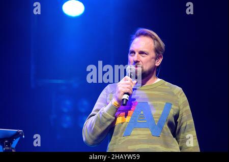 Hambourg, Allemagne.14th décembre 2021.Le présentateur Steven Gätjen parle sur scène.De nombreux musiciens célèbres et des artistes de haut en haut ont secoué la scène du Barclays Arena de Hambourg, mais la plupart de leur public n'était pas assis dans les stands, mais devant les écrans.Le concert en streaming du don du projet « AllHandsOnDeck » avait pour but de recueillir le plus d'argent possible au profit du personnel de concert et des artistes dont les moyens de subsistance sont menacés.Credit: Jonas Walzberg/dpa/Alay Live News Banque D'Images