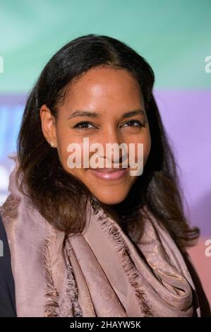 Hambourg, Allemagne.14th décembre 2021.Chanteur Cassandra Steen.De nombreux musiciens célèbres et des artistes de haut en haut ont secoué la scène du Barclays Arena de Hambourg, mais la plupart de leur public n'était pas assis dans les stands, mais devant les écrans.Le concert en streaming du don du projet « AllHandsOnDeck » avait pour but de recueillir le plus d'argent possible au profit du personnel de concert et des artistes dont les moyens de subsistance sont menacés.Credit: Jonas Walzberg/dpa/Alay Live News Banque D'Images