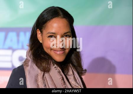 Hambourg, Allemagne.14th décembre 2021.Chanteur Cassandra Steen.De nombreux musiciens célèbres et des artistes de haut en haut ont secoué la scène du Barclays Arena de Hambourg, mais la plupart de leur public n'était pas assis dans les stands, mais devant les écrans.Le concert en streaming du don du projet « AllHandsOnDeck » avait pour but de recueillir le plus d'argent possible au profit du personnel de concert et des artistes dont les moyens de subsistance sont menacés.Credit: Jonas Walzberg/dpa/Alay Live News Banque D'Images