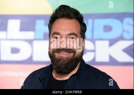 Hambourg, Allemagne.14th décembre 2021.Chanteur Laith Al-Deen.De nombreux musiciens célèbres et des artistes de haut en haut ont secoué la scène du Barclays Arena de Hambourg, mais la plupart de leur public n'était pas assis dans les stands, mais devant les écrans.Le concert en streaming du don du projet « AllHandsOnDeck » avait pour but de recueillir le plus d'argent possible au profit du personnel de concert et des artistes dont les moyens de subsistance sont menacés.Credit: Jonas Walzberg/dpa/Alay Live News Banque D'Images