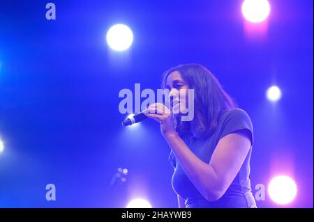 Hambourg, Allemagne.14th décembre 2021.La chanteuse Cassandra Steen chante sur scène.De nombreux musiciens célèbres et des artistes de haut en haut ont secoué la scène du Barclays Arena de Hambourg, mais la plupart de leur public n'était pas assis dans les stands, mais devant les écrans.Le concert en streaming du don du projet « AllHandsOnDeck » avait pour but de recueillir le plus d'argent possible au profit du personnel de concert et des artistes dont les moyens de subsistance sont menacés.Credit: Jonas Walzberg/dpa/Alay Live News Banque D'Images