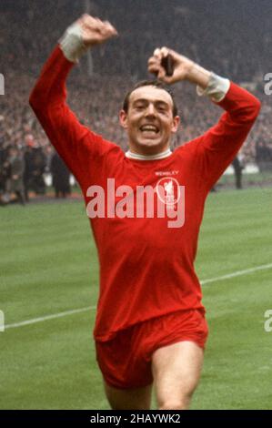 Photo du dossier datée du 01-05-1965 du barbeur de but de Liverpool Ian St John célèbre la victoire de la coupe FA Date d'émission : jeudi 16 décembre 2020. Banque D'Images