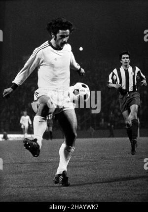 Photo du dossier datée du 22-05-1974 de Gerd Muller marquant le deuxième but du Bayern Munich dans la finale de la coupe d'Europe contre l'Athlétisme Madrid à Bruxelles.Date d'émission : jeudi 16 décembre 2020. Banque D'Images