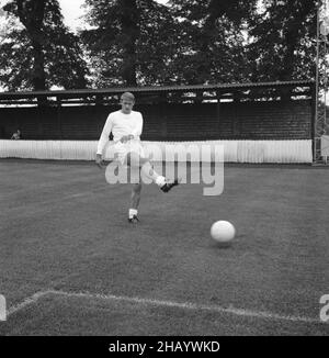 Photo du dossier datée du 10-07-1966 de Roger Hunt, en Angleterre, lors d'une séance de formation au Wembley FC.Date d'émission : jeudi 16 décembre 2020. Banque D'Images