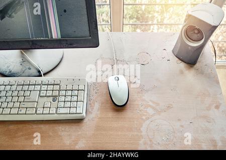 L'ancien clavier avec souris et le moniteur cassé sont sur une table en bois et couverts de poussière épaisse dans un atelier.Vue de dessus Banque D'Images