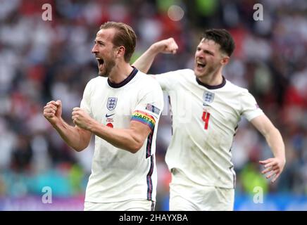 Photo du dossier datée du 29-06-2021 de Harry Kane (à gauche) et Declan Rice, en Angleterre.L'Angleterre a tiré le meilleur parti du championnat d'Europe retardé de 2020 – six de leurs sept matchs étaient à Wembley – pour atteindre leur première finale majeure depuis la coupe du monde de 1966.Le camp de Gareth Southgate n’a pas remporté le prix ultime alors que l’Italie a remporté un tir de pénalité déchiquetant les nerfs.Mais à l’issue de la dernière édition de la coupe du monde de 2018 en Russie, l’équipe de Southgate s’y pensera sur la possibilité d’une amélioration au Qatar cette année.Date d'émission : jeudi 16 décembre 2021. Banque D'Images