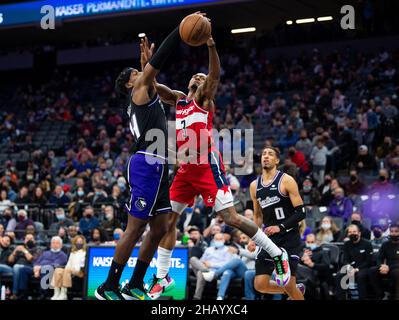 Sacramento, Californie, États-Unis.15th décembre 2021.Le garde des Sacramento Kings Buddy Hield (24) s'empare du gardien des Washington Wizards Bradley Beal (3) dans la seconde moitié lors d'un match au Golden 1 Centre le mercredi 15 décembre 2021, à Sacramento.(Image de crédit : © Paul Kitagaki Jr./ZUMA Press Wire) Banque D'Images