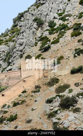 Vue sur le mur de la Médina de la ville de Chefchouen dans les montagnes de Rif au Maroc. Banque D'Images