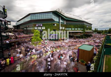 Photo du dossier datée du 16-07-2017 de la foule devant le court du centre au All England Lawn tennis and Croquet Club, Wimbledon.Le 14th juin, le gouvernement a confirmé que les finales de Wimbledon se joueraient devant des foules de capacité.Date d'émission : jeudi 16 décembre 2021. Banque D'Images