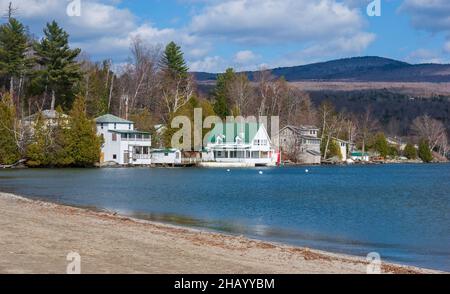 Cottages et maisons pittoresques situés sur la rive nord-est du lac Willoughby, près d'une plage publique. Westmore, Vermont Banque D'Images