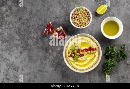 Houmous, purée de pois chiches avec grenade, lime, épices, huile d'olive et herbes Banque D'Images
