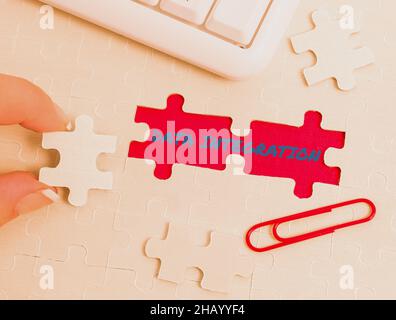 Intégration de données de texte d'écriture manuscrite.Approche commerciale combinaison de processus techniques et commerciaux pour combiner la construction d'une scie sauteuse blanche non finie Banque D'Images